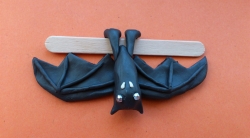 Лепка летучей мыши из пластилина своими руками для празднования Хэллоуина