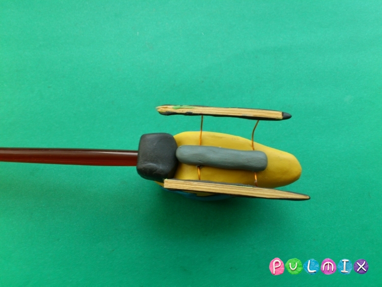 Как слепить игрушечный вертолет из пластилина - шаг 9