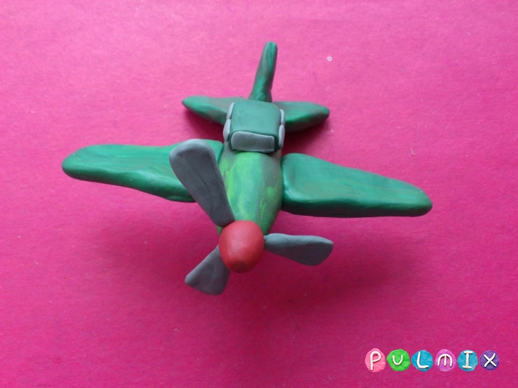 Как слепить игрушечный военный самолет из пластилина - шаг 10