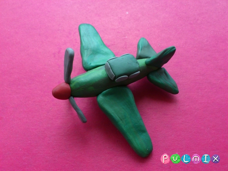 Как слепить игрушечный военный самолет из пластилина - шаг 11