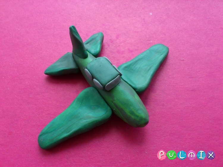 Как слепить игрушечный военный самолет из пластилина - шаг 9