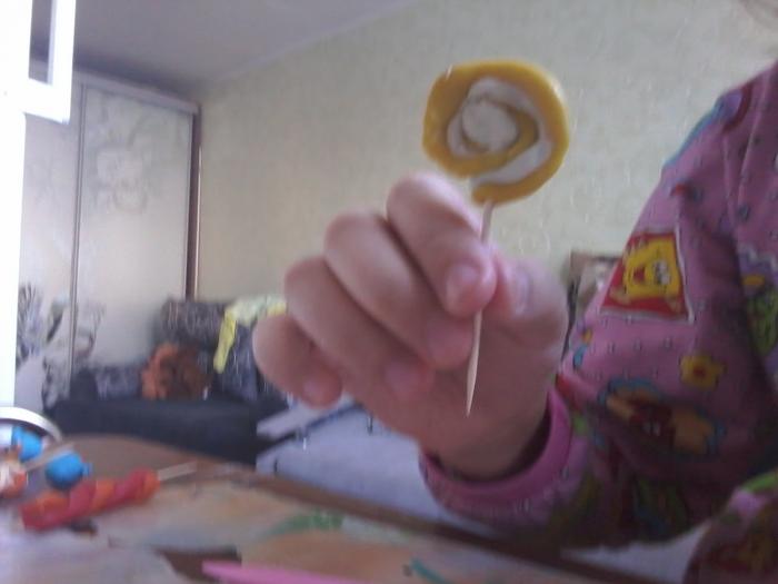 Как сделать конфеты на палочке для кукол из пластилина