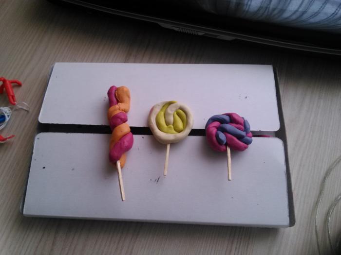 Как сделать конфеты на палочке для кукол из пластилина